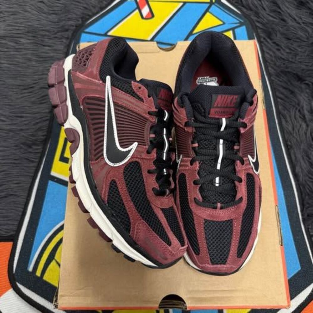 Nike Zoom Vomero 5 Size 8.5M
